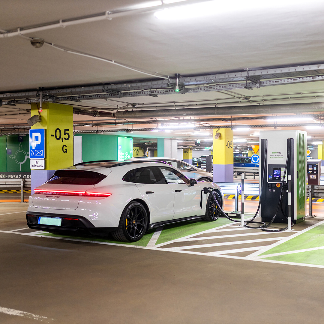 samochód na parkingu ładuje się przez stację ładowania