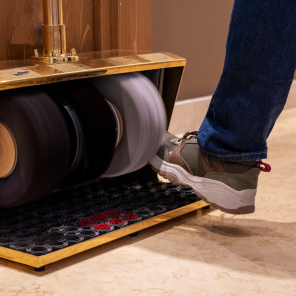 Noga, która korzysta z czyścika do butów