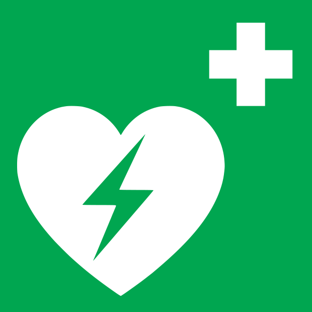 białe serce z krzyżem na zielonym tle