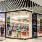 witryna salonu empik w pasażu grunwaldzkim