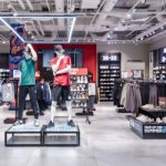 Wyspa z manekinami w sklepie Foot Locker w Pasażu Grunwaldzkim