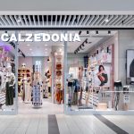 Widok na elegancki front salonu Calzedonia w Pasażu Grunwaldzkim. Przeszklona witryna eksponuje manekiny w najnowszej kolekcji rajstop i odzieży, a nad wejściem widnieje charakterystyczne, jasne logo marki.