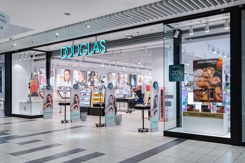 Witryna perfumerii Douglas w Pasażu Grunwaldzkim