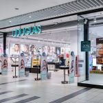 Witryna perfumerii Douglas w Pasażu Grunwaldzkim