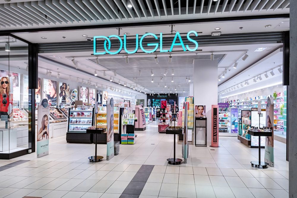 Witryna perfumerii Douglas w Pasażu Grunwaldzkim