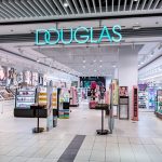 Witryna perfumerii Douglas w Pasażu Grunwaldzkim