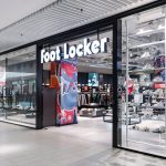 Frontowe ujęcie salonu Foot Locker w Pasażu Grunwaldzkim. Nad szerokim wejściem widnieje kultowe logo.