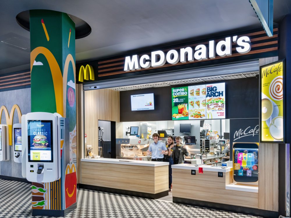 Widok na nowoczesną restaurację McDonald’s w strefie food court Pasażu Grunwaldzkiego.