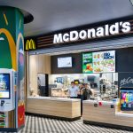 Widok na nowoczesną restaurację McDonald’s w strefie food court Pasażu Grunwaldzkiego.