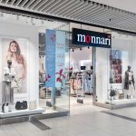 Witryna salonu Monnari w Pasażu Grunwaldzkim