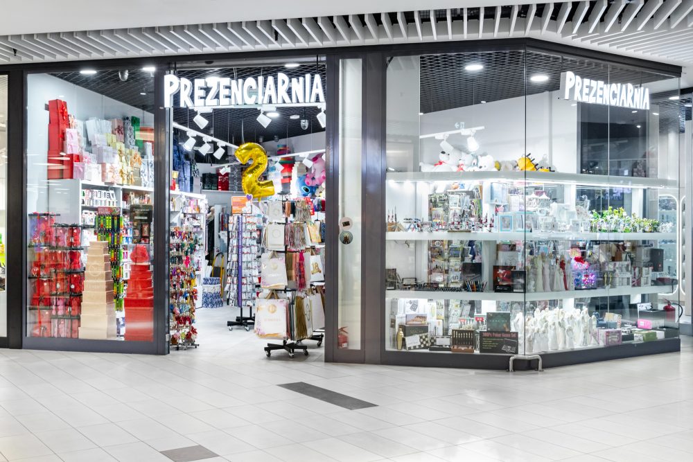 Widok na wejście do punktu Prezenciarnia w pasażu handlowym.