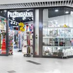 Widok na wejście do punktu Prezenciarnia w pasażu handlowym.