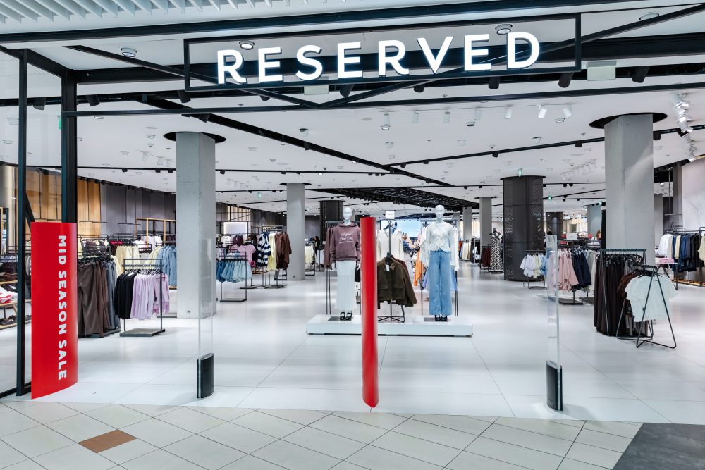 Frontowy widok na szerokie, jasne wejście do salonu Reserved.