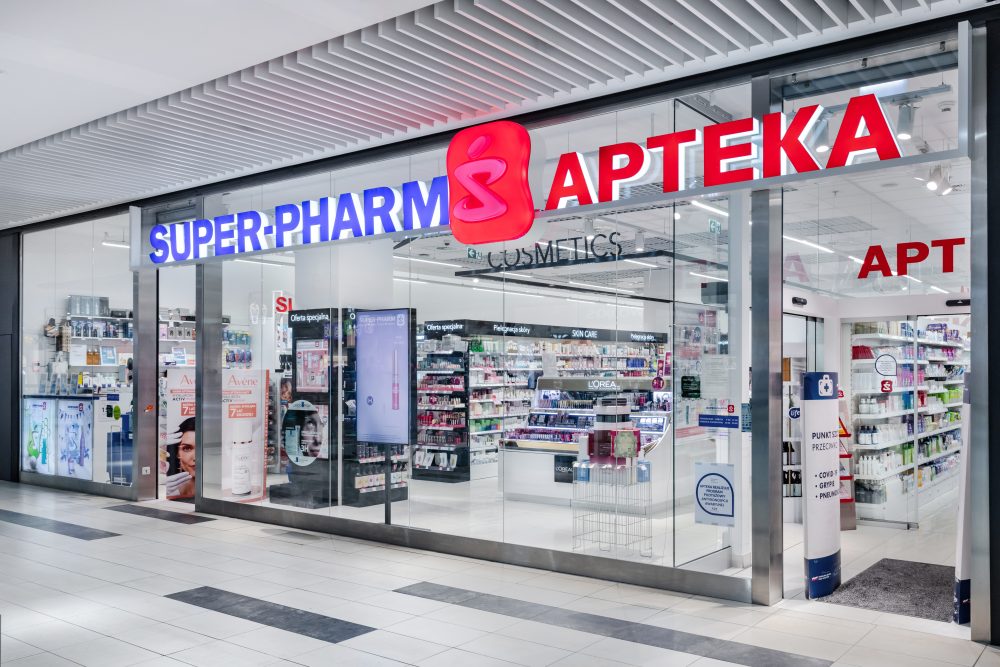 Widok na przestronne wejście do salonu Super-Pharm.
