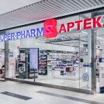 Widok na przestronne wejście do salonu Super-Pharm.