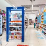 Elegancki regał ekspozycyjny typu "Beauty Trends" wewnątrz Super-Pharm