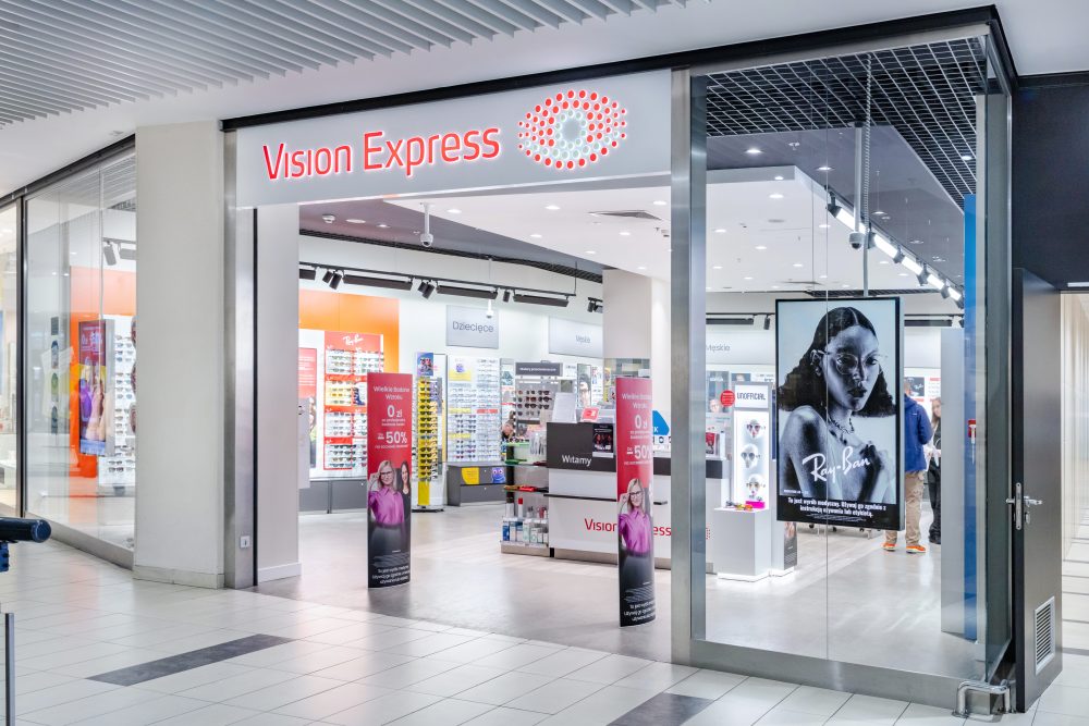 Widok na szerokie, nowoczesne wejście do salonu Vision Express.