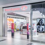 Widok na szerokie, nowoczesne wejście do salonu Vision Express.