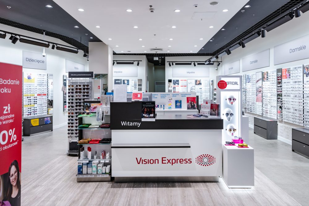Widok na uporządkowaną i nowoczesną strefę kasową w salonie Vision Express.
