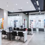 Wnętrze salonu Vision Express prezentujące stanowiska do indywidualnej obsługi klienta.