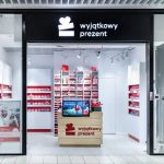 Widok na nowoczesny punkt handlowy Wyjątkowy Prezent.