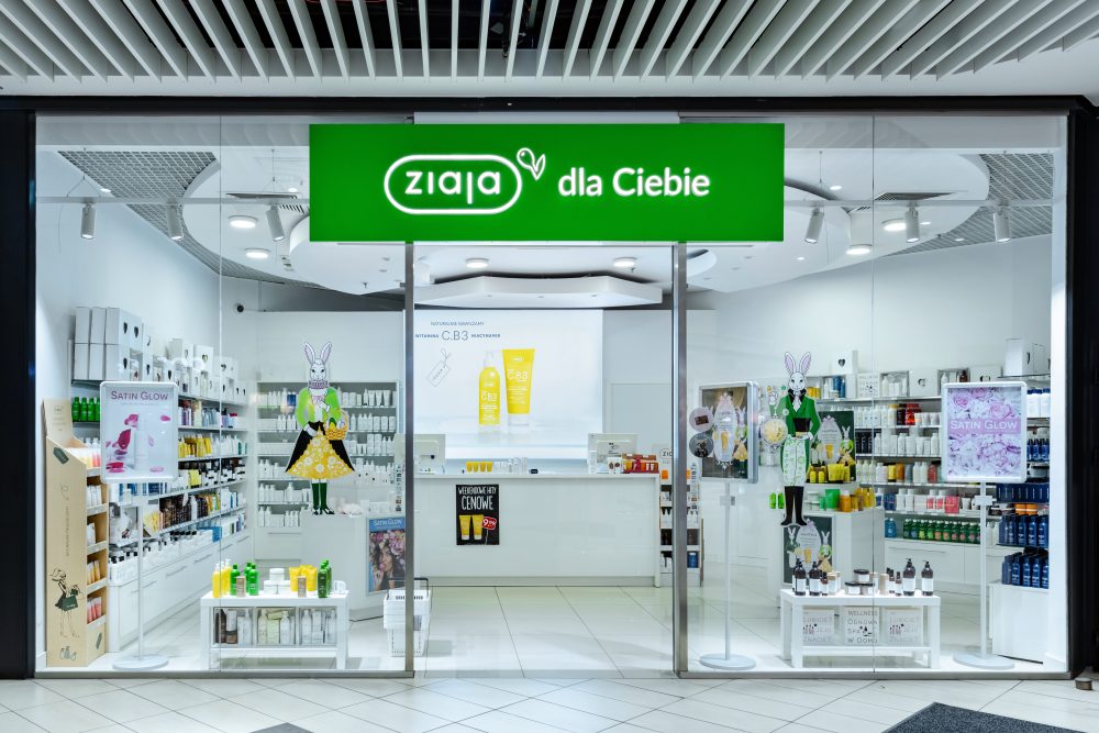 Widok na frontową część salonu Ziaja dla Ciebie.