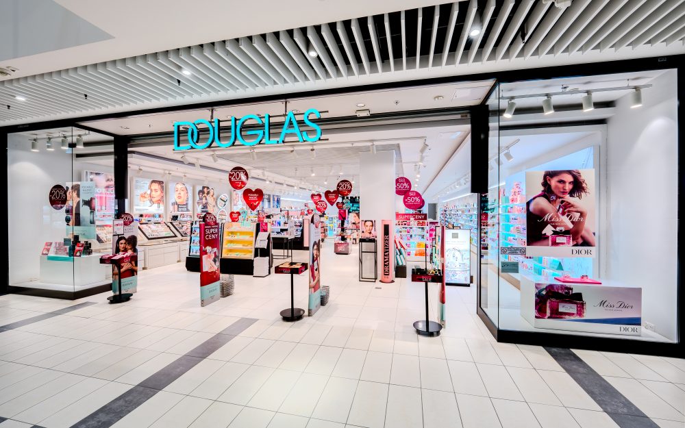 Wejście do perfumerii Douglas w Pasażu Grunwaldzkim