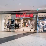 witryna sklepu New Yorker w pasażu grunwaldzkim