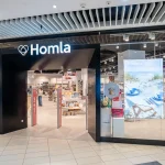 Zdjęcie witryny sklepu Homla w Pasażu Grunwaldzkim.