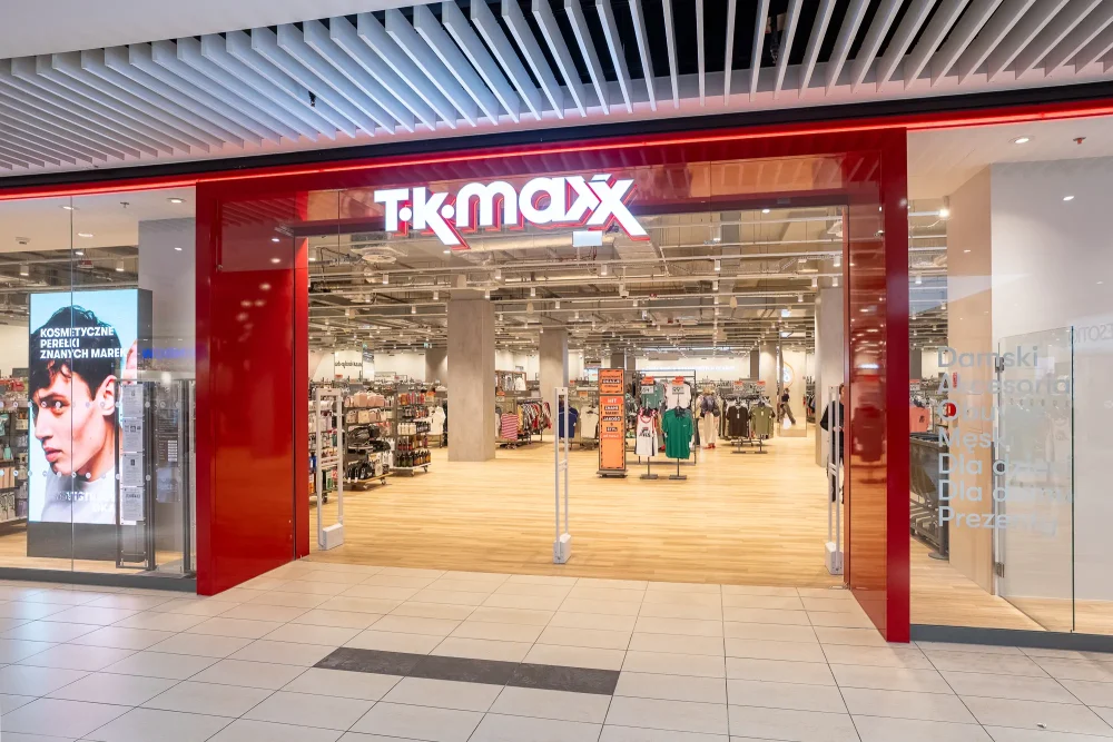 Witryna sklepu TK Maxx w Galerii Pasaż Grunwaldzki we Wrocławiu.