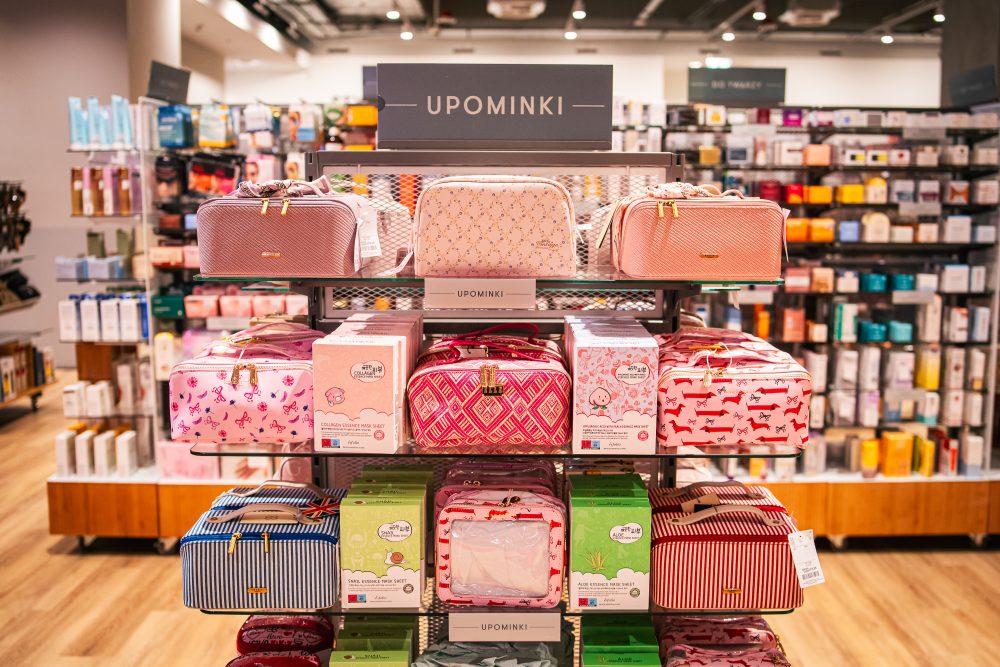 Na zdjęciu widać regał, na którym ustawione są różnego rodzaju kosmetyczki w salonie TK Maxx.