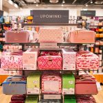 Na zdjęciu widać regał, na którym ustawione są różnego rodzaju kosmetyczki w salonie TK Maxx.