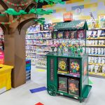 Jasne i przestronne wnętrze Klockolandii wypełnione regałami z setkami pudełek klocków. W centralnych punktach znajdują się podświetlane gabloty z gotowymi makietami miast, pojazdów i zamków.