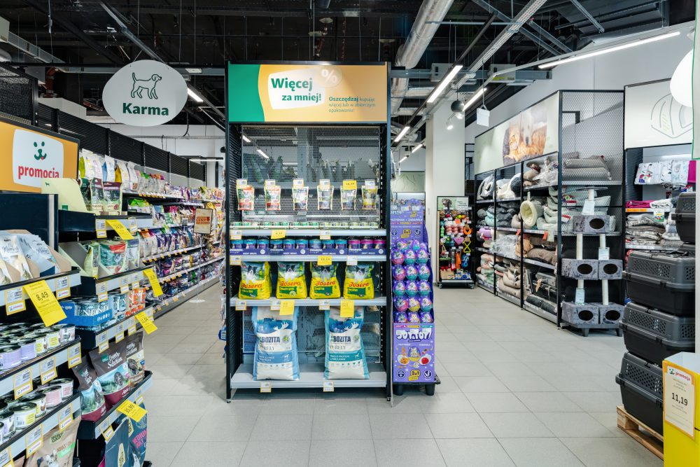 Wnętrze sklepu Maxi Zoo prezentujące dział z zabawkami i akcesoriami.
