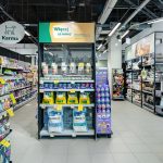 Wnętrze sklepu Maxi Zoo prezentujące dział z zabawkami i akcesoriami.