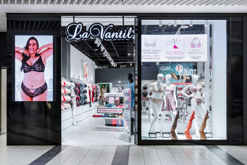 Elegancki front salonu La Vanity w Pasażu Grunwaldzkim. Nad wejściem widnieje nowoczesne, stylowe logo marki.