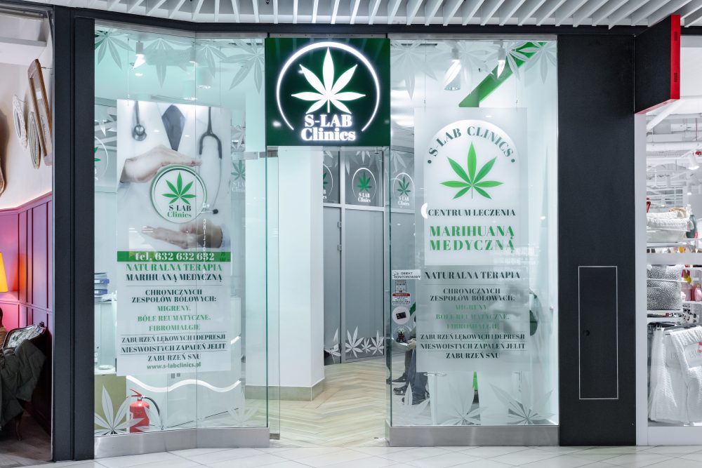 Widok na eleganckie i nowoczesne wejście do S-lab Clinic.