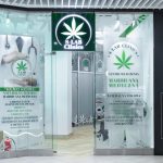 Widok na eleganckie i nowoczesne wejście do S-lab Clinic.