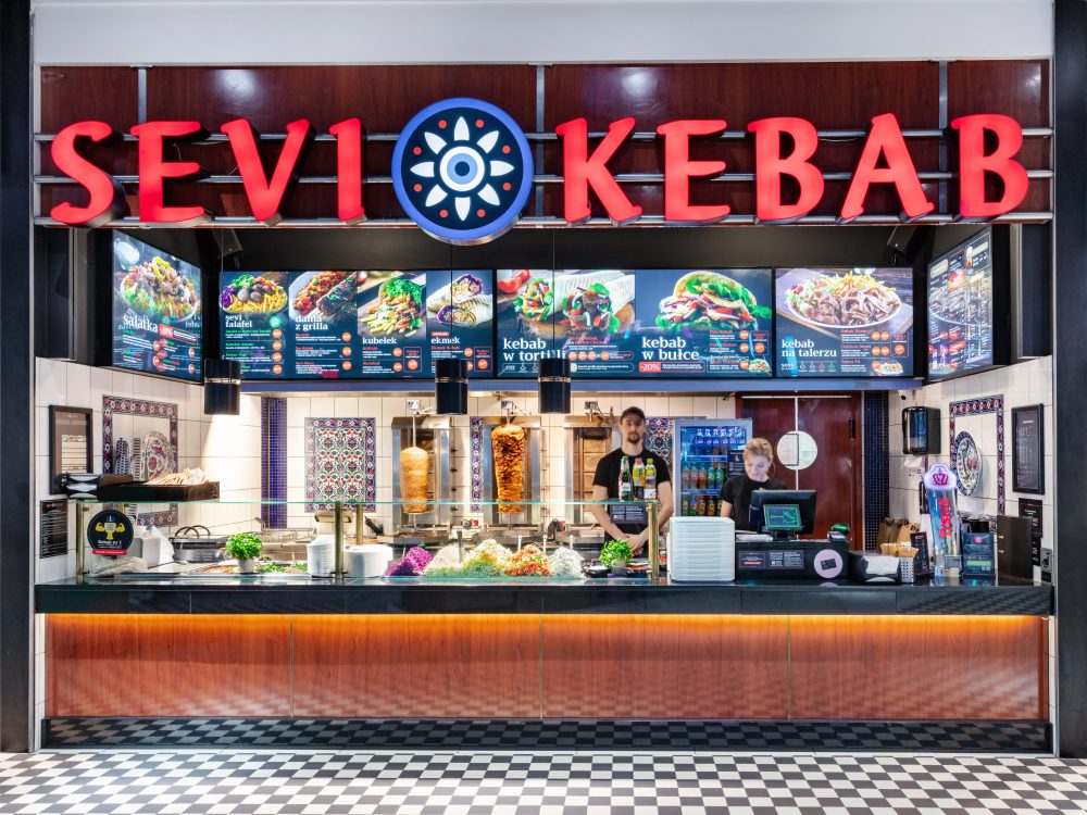 Widok na frontową część punktu Sevi Kebab w strefie gastronomicznej.