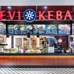 Widok na frontową część punktu Sevi Kebab w strefie gastronomicznej.