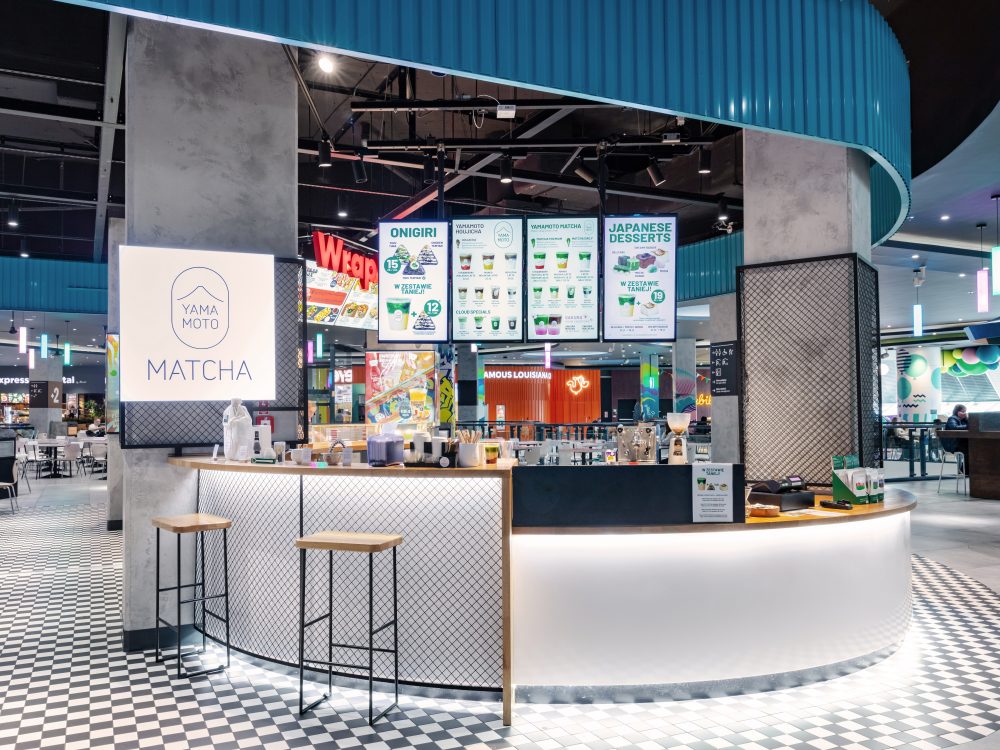 Widok na nowoczesną wyspę handlową Yamamoto Matcha Stand zlokalizowaną w korytarzu Pasażu Grunwaldzkiego.