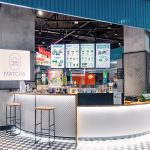 Widok na nowoczesną wyspę handlową Yamamoto Matcha Stand zlokalizowaną w korytarzu Pasażu Grunwaldzkiego.
