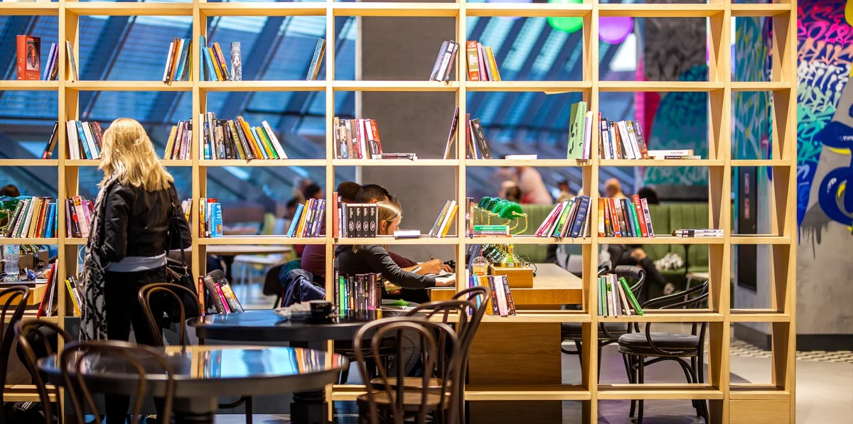 zdjęcie regału do bookcrossingu w pasażu grunwaldzkim