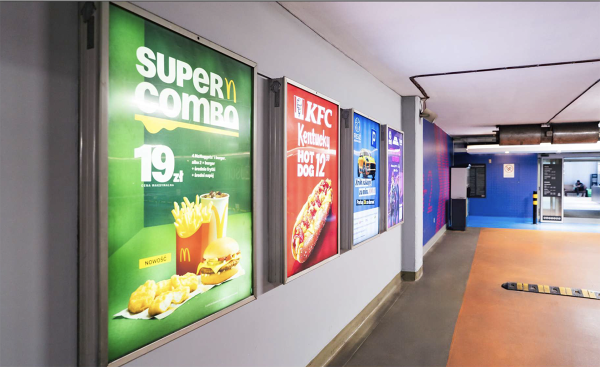 zdjęcie Citylight o formacie A0 przy parkingu w pasażu