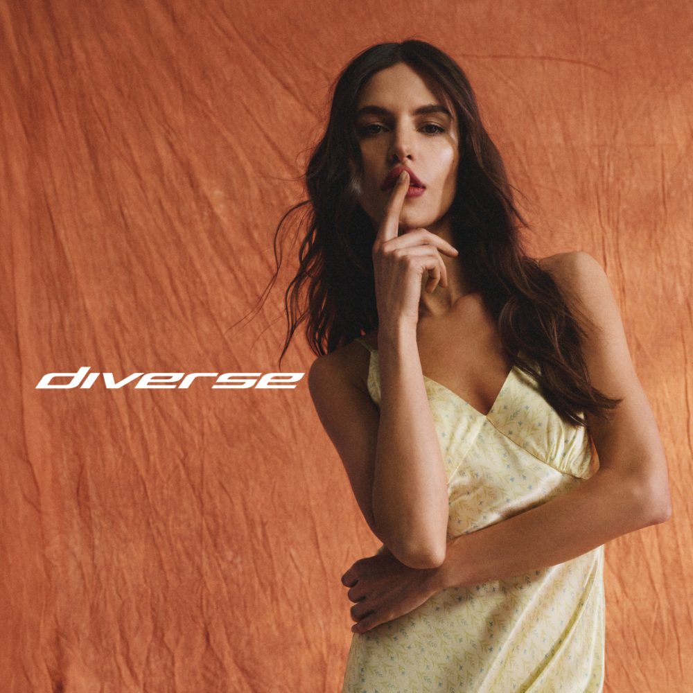 Modelka w letniej żółtej sukience Diverse nowa kolekcja lato 2026 w Pasażu Grunwaldzkim we Wrocławiu