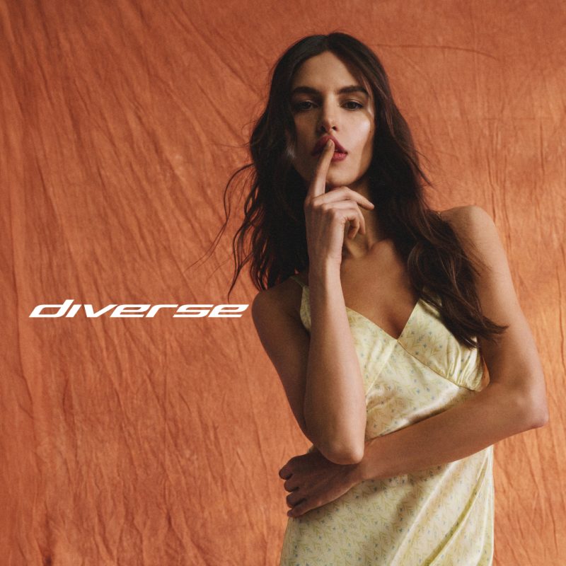 Modelka w letniej żółtej sukience Diverse nowa kolekcja lato 2026 w Pasażu Grunwaldzkim we Wrocławiu