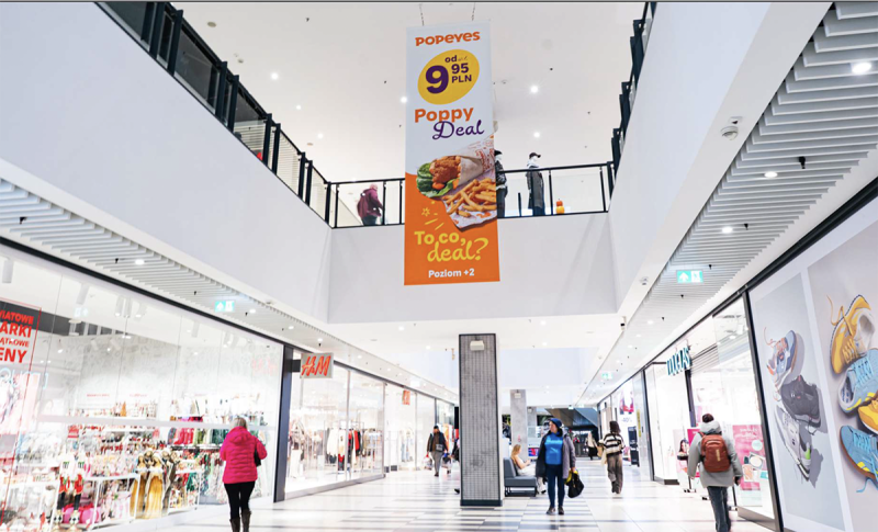 zdjęcie flagi podwieszanej w pasażu