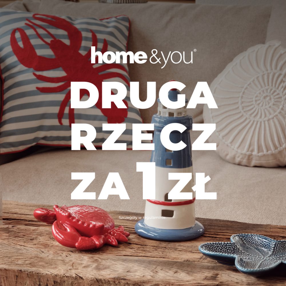 Grafika przedstawia akcesoria do domu w motywie morskim, latarnię, poduszkę z rakiem. Widoczny napisz \