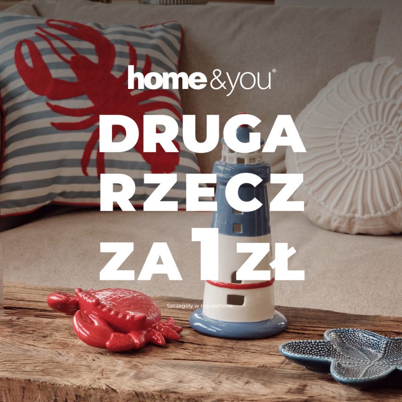 Grafika przedstawia akcesoria do domu w motywie morskim, latarnię, poduszkę z rakiem. Widoczny napisz \