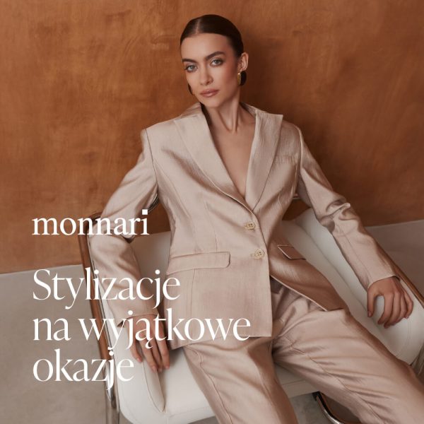 Na zdjęciu widoczna jest kobieta w eleganckiej stylizacji marki Monnari, prezentująca szykowną propozycję doskonałą na wyjątkowe okazje.